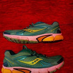 Womens Saucony Ingnition 5 Size 8 running shoe.  T
